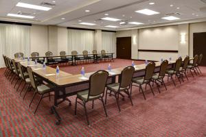 Hyatt Place Columbus/OSU في كولومبوس: قاعة اجتماعات كبيرة مع طاولة وكراسي طويلة
