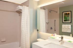 y baño con lavabo, aseo y ducha. en Hyatt Place Champaign/Urbana, en Champaign