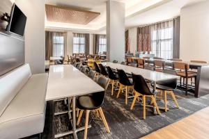 uma sala de conferências com mesas e cadeiras em Hyatt House Richmond - Short Pump em Richmond