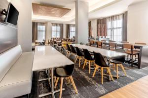 una sala de conferencias con mesas y sillas en Hyatt House Richmond - Short Pump, en Richmond