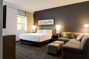 Postel nebo postele na pokoji v ubytování Hyatt House Seattle/Redmond + 37 fotografií