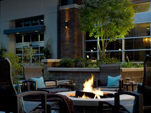 una hoguera frente a un edificio con sillas en Hyatt House Seattle/Redmond, en Redmond