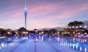 een zwembad met een toren op de achtergrond bij Hilton Colombo Residence in Colombo