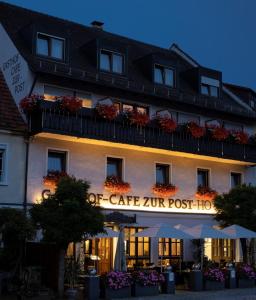 un hôtel avec un panneau indiquant café zur post hog dans l'établissement Hotel Gasthof Zur Post, à Königstein in der Oberpfalz