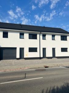 um edifício branco com janelas do lado de uma rua em RK Apartment Holzova em Brno