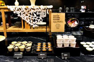 酒田的住宿－Tsukino HOTEL，纸盒中纸杯蛋糕和骨架的展示