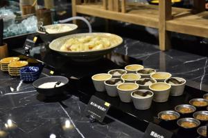 stolik z babeczkami i miską jedzenia w obiekcie Tsukino HOTEL w mieście Sakata