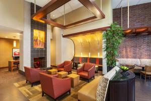 um átrio com cadeiras e uma sala de espera em Hyatt Place San Diego-Vista/Carlsbad em Vista