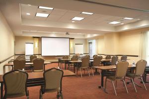 uma sala de conferências com mesas e cadeiras e um quadro branco em Hyatt Place Denver-South/Park Meadows em Lone Tree