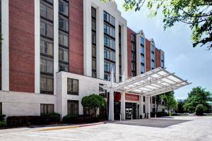 budynek z markizą przed nim w obiekcie Hyatt Place Atlanta Buckhead w Atlancie