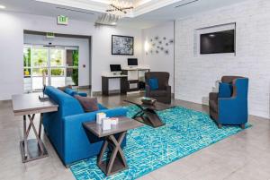 A seating area at La Quinta by Wyndham Tomball