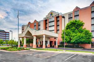 a front view of a hotel with a parking lot at Hyatt Place Cincinnati Airport in Florence