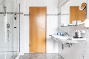 Koupelna v ubytování Hotel Löwen + 37 fotografií