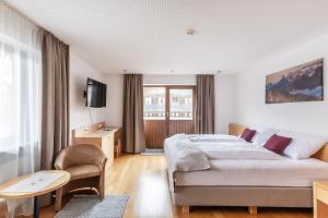 une chambre d'hôtel avec un lit et une table dans l'établissement Hotel Löwen, à Lingenau