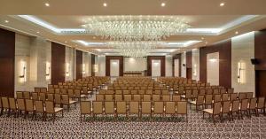 Cette grande chambre comprend des rangées de chaises et un lustre. dans l'établissement Hyatt Regency Addis Ababa, à Addis-Abeba