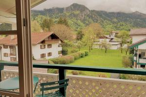 a balcony with a view of a mountain at Bergblick am Kaminfeuer in Aschau im Chiemgau