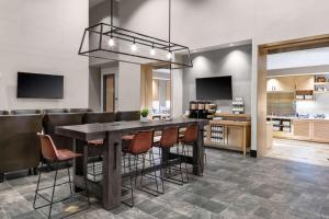 una cucina e una sala da pranzo con tavolo e sedie di Hyatt House Nashville Downtown-Convention Center a Nashville