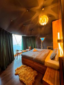 ein Schlafzimmer mit einem großen Bett in einem Zimmer in der Unterkunft FAYUL RETREAT - India Highest Glamp and EcoLuxury Stay in Kalpa