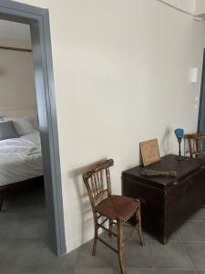 - une chambre avec un lit, une chaise et un bureau dans l'établissement La Casa di Rena, à Ano Poroia