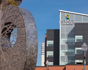 eine große Metallskulptur vor einem Gebäude in der Unterkunft Hyatt Place Moncton-Downtown in Moncton