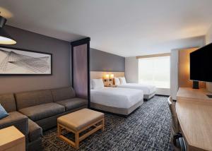 Habitación de hotel con cama y sofá en Hyatt Place Austin Lake Travis/Four Points, en Austin