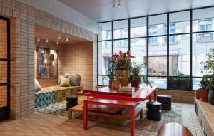 une chambre avec une table et un banc dans un bâtiment dans l'établissement Hyatt Centric Melbourne, à Melbourne