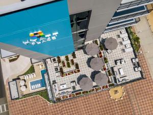 Plan de un complejo con piscina y edificio en Hyatt Place Virginia Beach Oceanfront, en Virginia Beach