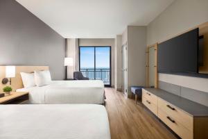 ein Hotelzimmer mit 2 Betten und einem Flachbild-TV in der Unterkunft Hyatt Place Virginia Beach Oceanfront in Virginia Beach