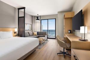 Hyatt Place Virginia Beach Oceanfront客房内的一张或多张床位