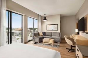 Hyatt Place Virginia Beach Oceanfront的休息区