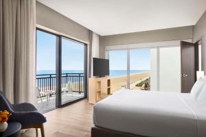 弗吉尼亚海滩Hyatt Place Virginia Beach Oceanfront的一间带床的卧室，可欣赏海景 更多37张照片
