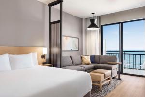 Hyatt Place Virginia Beach Oceanfront客房内的一张或多张床位