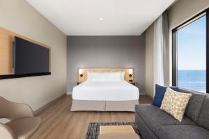 Hyatt Place Virginia Beach Oceanfront客房内的一张或多张床位