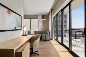 Hyatt Place Virginia Beach Oceanfront的休息区