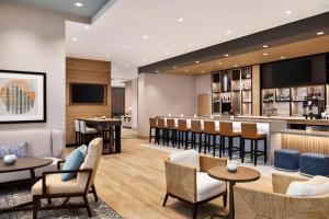 Hyatt Place Virginia Beach Oceanfront的休息区