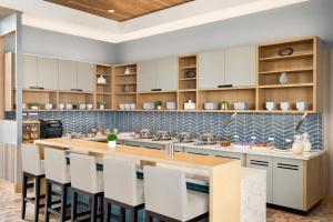 Hyatt Place Virginia Beach Oceanfront的厨房或小厨房