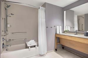 Hyatt Place Virginia Beach Oceanfront的一间浴室