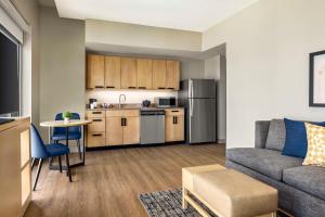 Hyatt Place Virginia Beach Oceanfront的厨房或小厨房