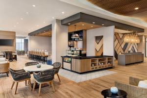 Hyatt Place Virginia Beach Oceanfront酒廊或酒吧区