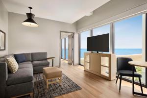 Hyatt Place Virginia Beach Oceanfront的电视和/或娱乐中心