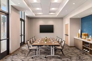 Hyatt Place Virginia Beach Oceanfront的电视和/或娱乐中心