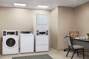 Hyatt Place Virginia Beach Oceanfront的厨房或小厨房