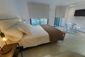a bedroom with a large bed and a table and chairs at Apartamento Luxury Vistas E in Neuquén