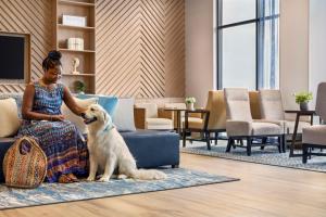 Hyatt Place Virginia Beach Oceanfront的休息区
