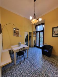 uma sala de jantar com uma mesa e duas cadeiras em Villa Bartolini Bevagna em Bevagna
