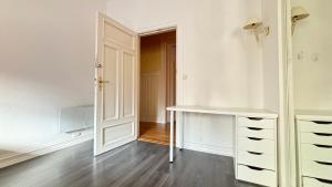 an empty room with a desk and a closet at Oslo-Frogner in Oslo