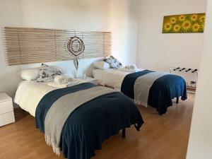 2 Betten in einem Zimmer mit ermottermott in der Unterkunft Le terrazze di Dany (attico su Roma) in Frascati
