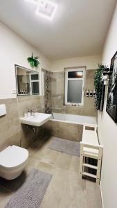 ein Badezimmer mit einem WC, einer Badewanne und einem Waschbecken in der Unterkunft Best Place to Stay - Dresden in Bannewitz