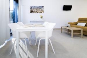a white table and chairs in a living room at Ca la Mar Villajoyosa in Villajoyosa