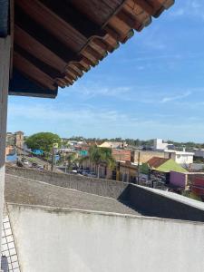 ジャグアランにあるHotel rios rua uruguai n 99の屋根から市街の景色を望む